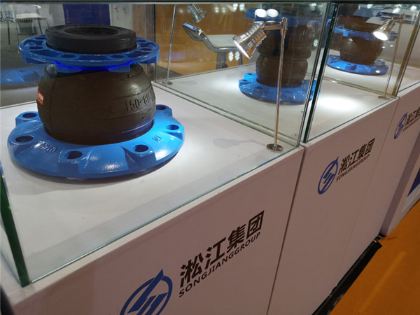 河北＂循環(huán)水和消防水項(xiàng)目用DN100橡膠軟接頭,剛性套管/柔性套管＂